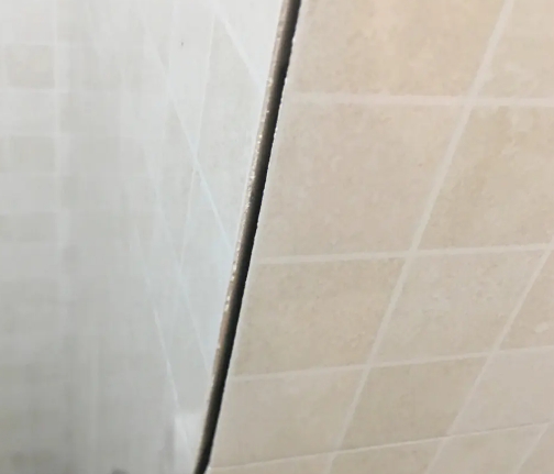 阿克苏地瓷砖空鼓维修公司分享阳台瓷砖脱落的修复过程可以分为以下几个步骤