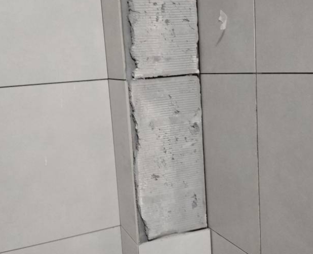阿克苏地瓷砖空鼓维修公司分享下瓷砖施工前基层浇水润湿程度不足，可能导致以下问题