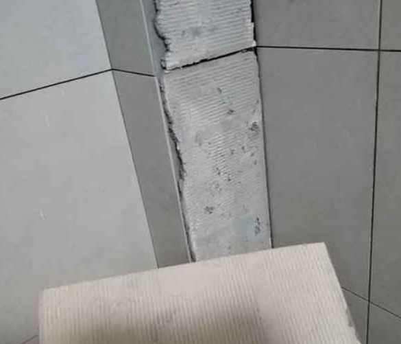 阿克苏地瓷砖空鼓维修公司分享下厨房瓷砖脱落的补救措施。